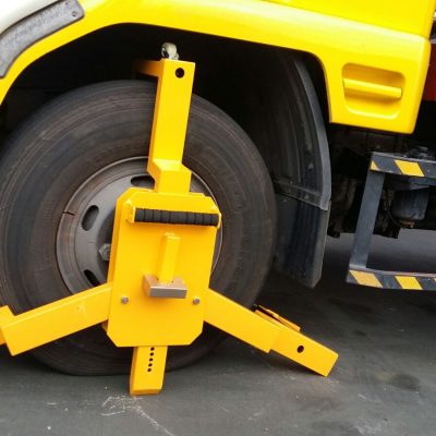 Wheel clamp for trucks